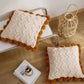 Housse de coussin crème avec texture en vagues