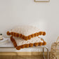Détail des vagues en relief sur le coussin crème