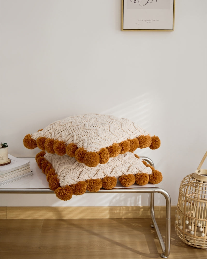 Détail des vagues en relief sur le coussin crème