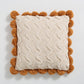 Coussin crème et caramel sur un canapé moderne