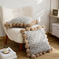 Coussin carré en microfibre avec pompons décoratifs