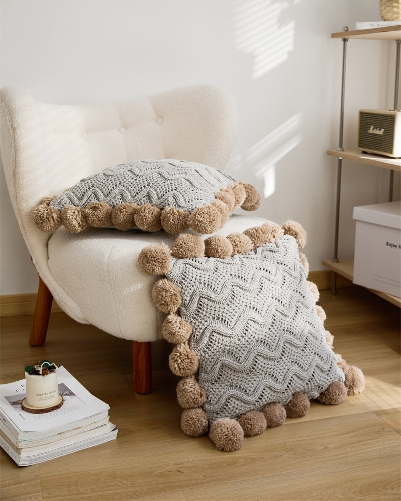 Coussin carré en microfibre avec pompons décoratifs