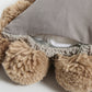 Coussin gris et marron sur lit blanc