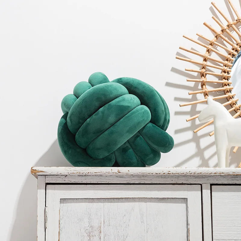 Coussin noué en velours avec détails artisanaux