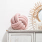 Coussin noué en velours avec lumière naturelle