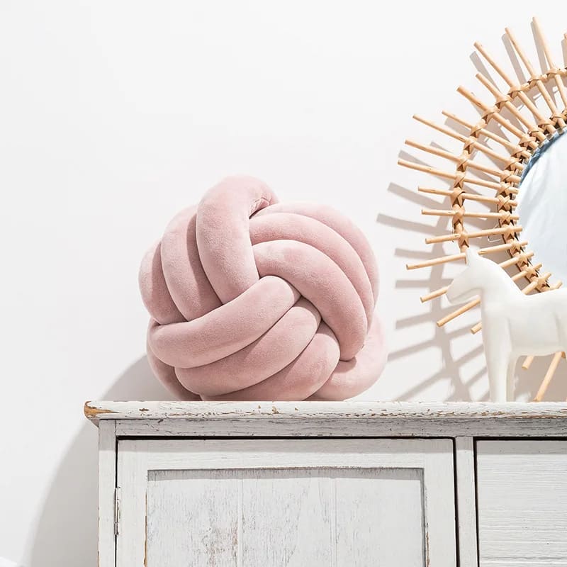 Coussin noué en velours avec lumière naturelle