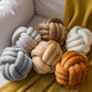 Coussin noué en velours dans une chambre moderne