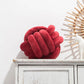 Coussin noué en velours dans un décor minimaliste