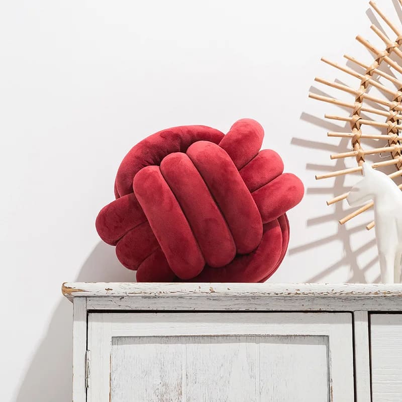 Coussin noué en velours dans un décor minimaliste