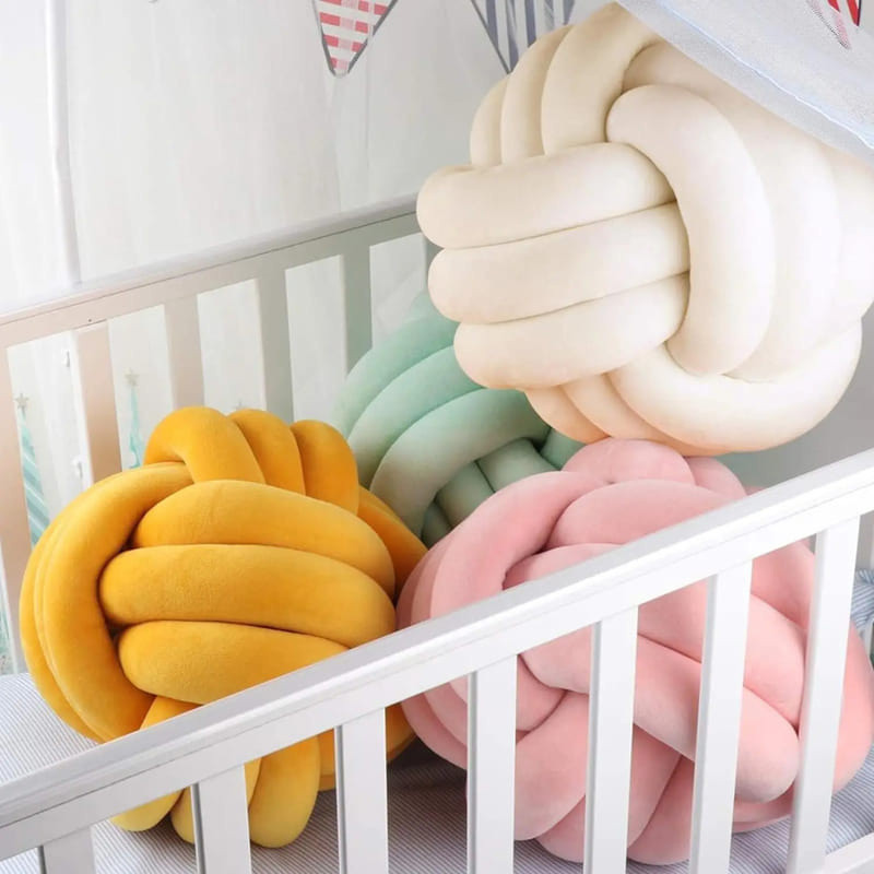 Gros plan sur la texture tressée du coussin noué