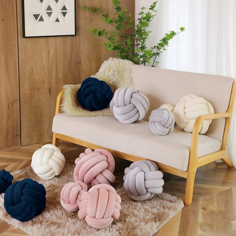 Vue latérale du coussin noué en velours