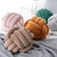 Coussin noué en velours dans un coin détente