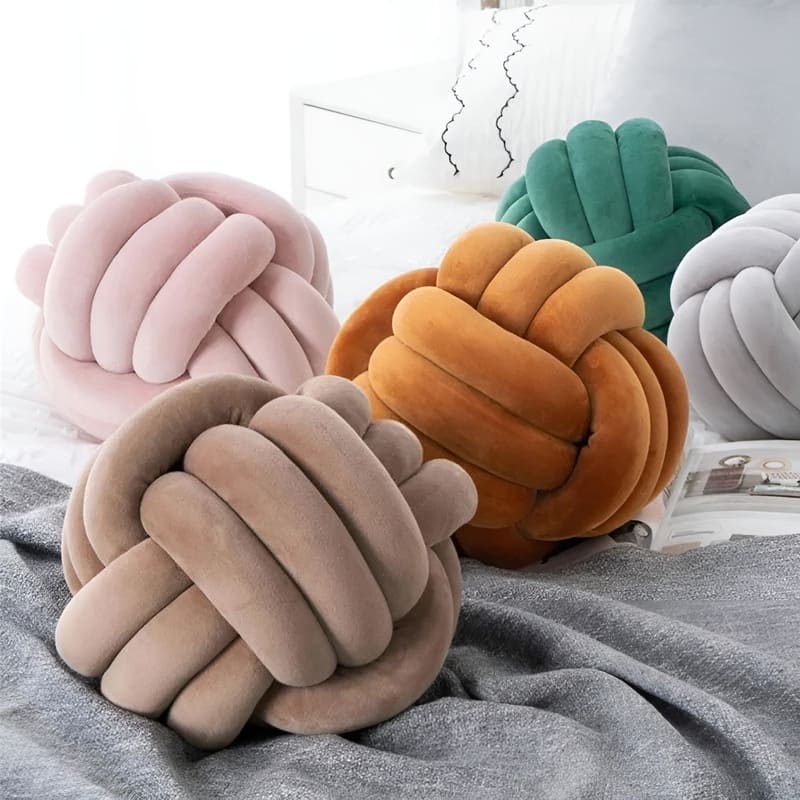 Coussin noué en velours dans un coin détente