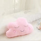 Gros plan sur la texture douce d'un coussin nuage pour enfant