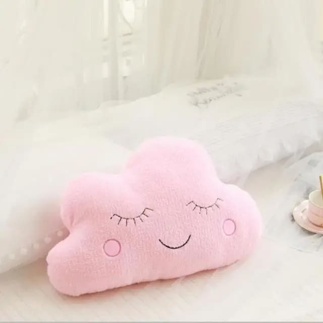 Gros plan sur la texture douce d'un coussin nuage pour enfant