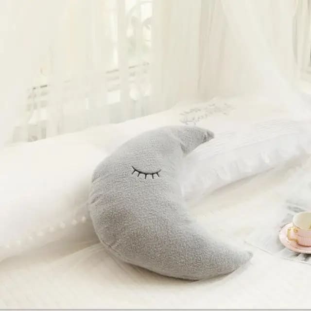 Coussin nuage blanc, parfait pour une décoration de chambre bébé