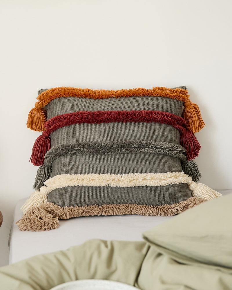 Coussin coloré avec texture douce et pompons aux coins
