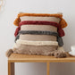 Vue rapprochée d'un coussin en peluche avec pompons