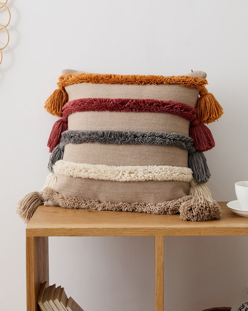 Vue rapprochée d'un coussin en peluche avec pompons