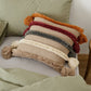 Coussin beige en peluche douce avec détails colorés