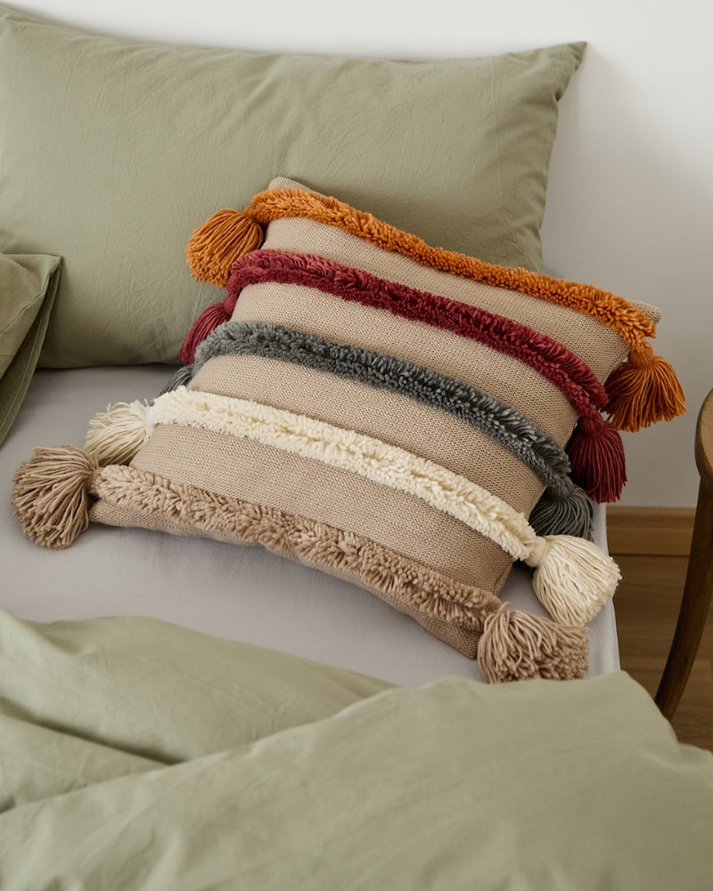Coussin beige en peluche douce avec détails colorés