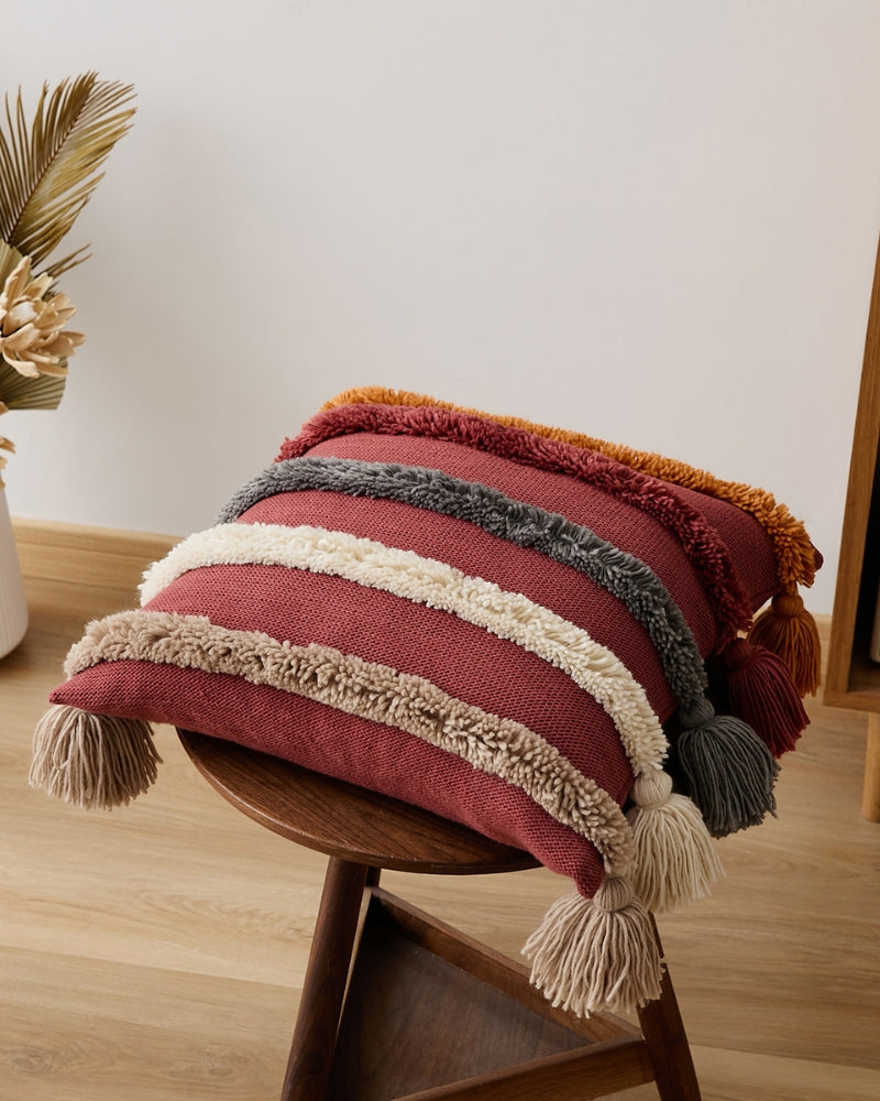 Coussin en peluche avec bandes colorées et texture douce