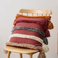 Coussin rouge Bordeaux avec bandes en peluche et pompons