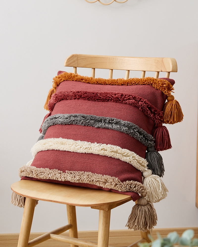 Coussin rouge Bordeaux avec bandes en peluche et pompons