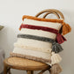 Coussin crème style bohème avec texture pelucheuse