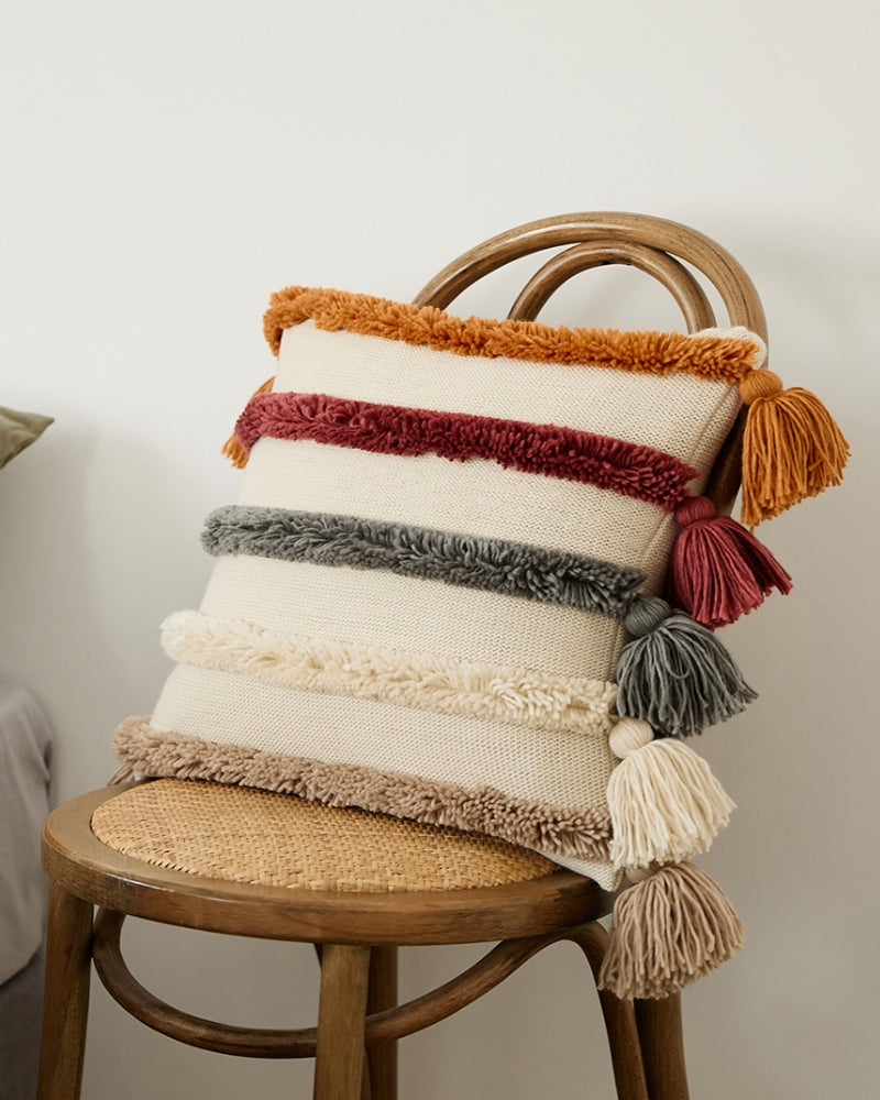 Coussin crème style bohème avec texture pelucheuse