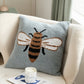 Vue d'ensemble du coussin bleu ciel avec motif abeille