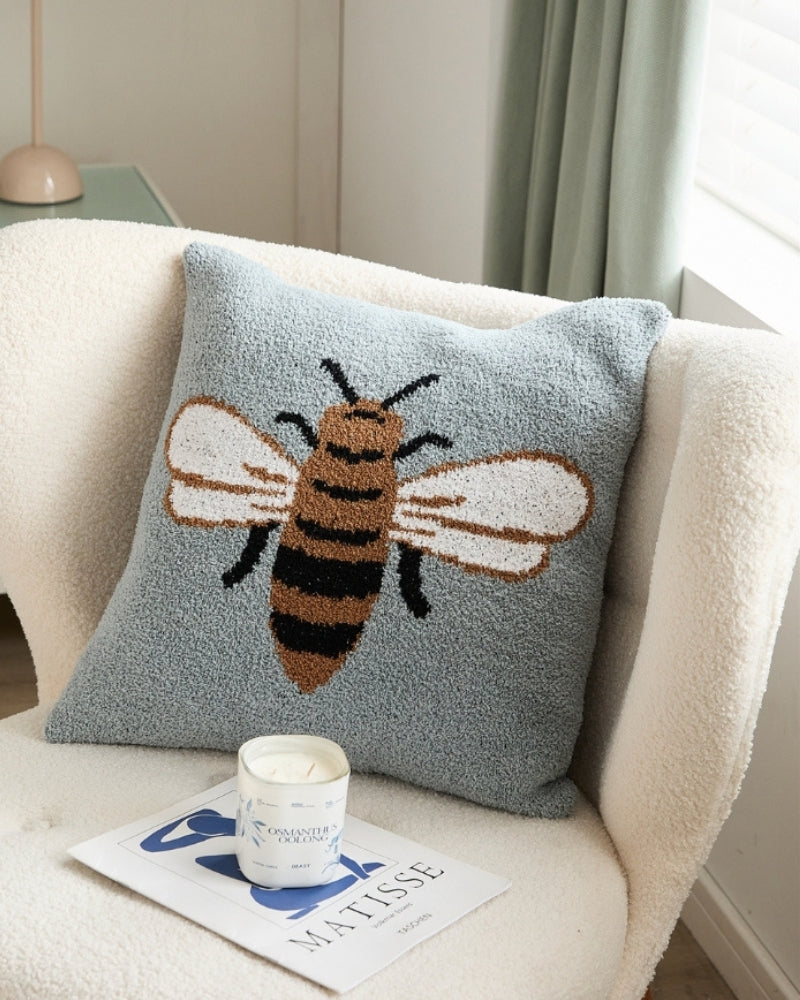 Vue d'ensemble du coussin bleu ciel avec motif abeille