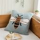 Coussin bleu ciel avec motif abeille en gros plan