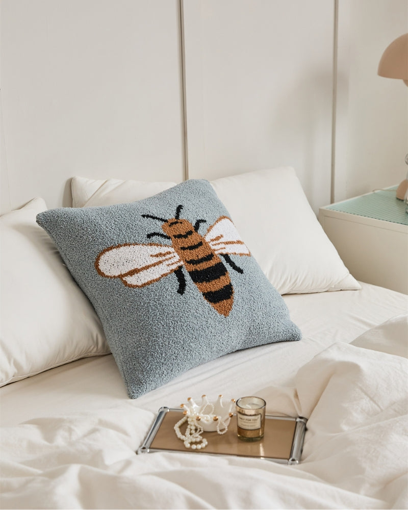 Détail du motif abeille sur le coussin en microfibre