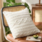 Vue d'ensemble du coussin blanc sur une chaise