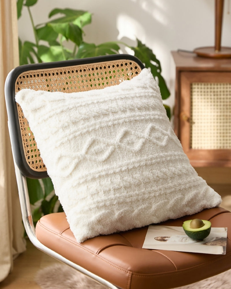 Vue d'ensemble du coussin blanc sur une chaise
