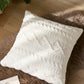 Coussin blanc doux avec motifs croisés ethniques