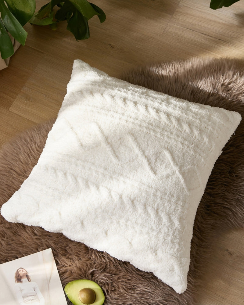 Coussin blanc doux avec motifs croisés ethniques