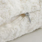 Gros plan sur les motifs croisés du coussin blanc