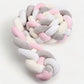 Coussin tressé rose pour protection lit bébé