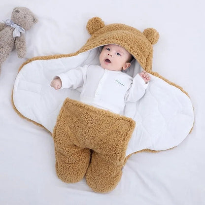 Gros plan sur la texture douce de la couverture marron pour bébé