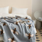 Couverture bleu gris avec motifs d'abeilles en gros plan