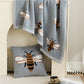 Détail des motifs d'abeilles sur la couverture douce