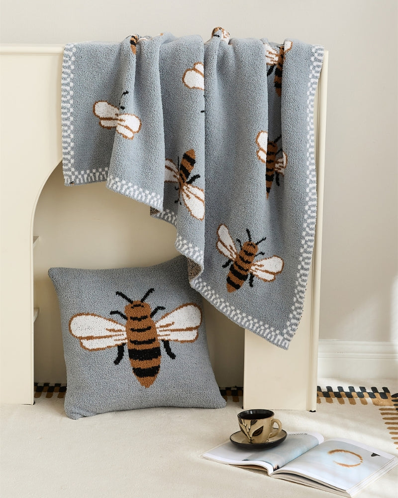 Détail des motifs d'abeilles sur la couverture douce