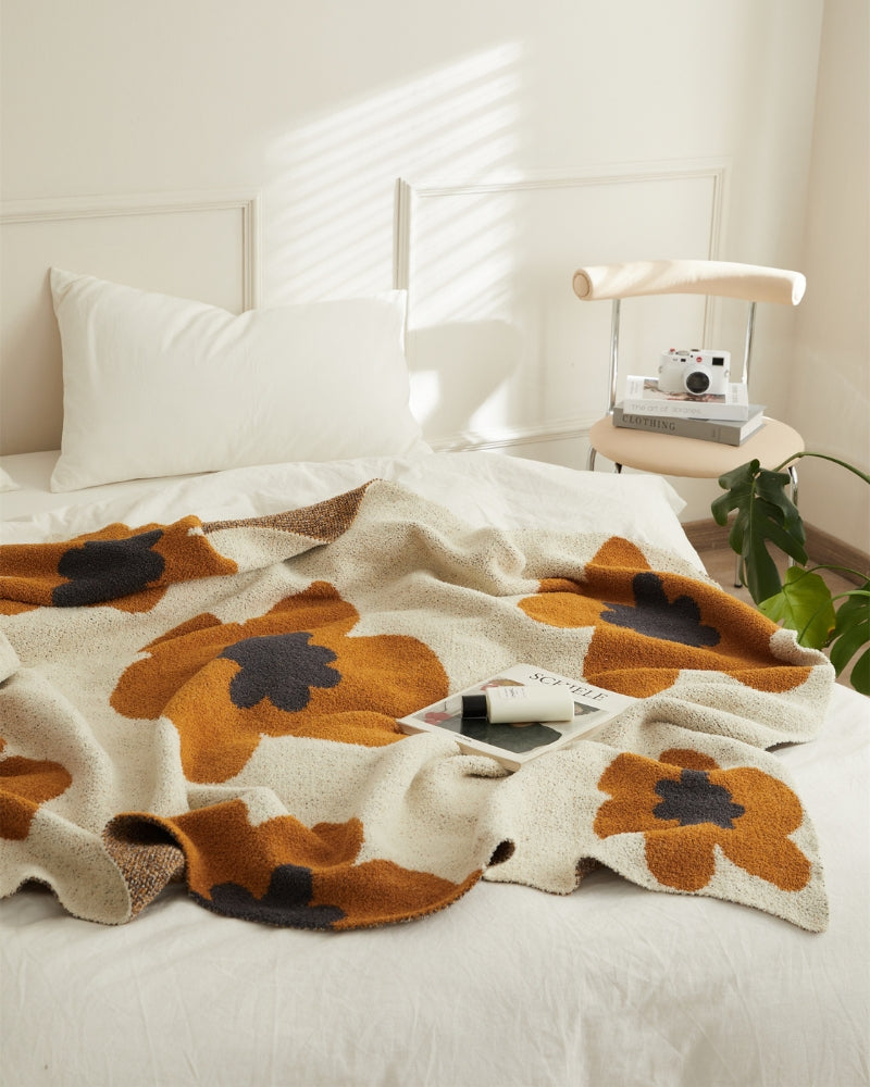 Couverture doudou avec motifs de roses roses sur fond crème
