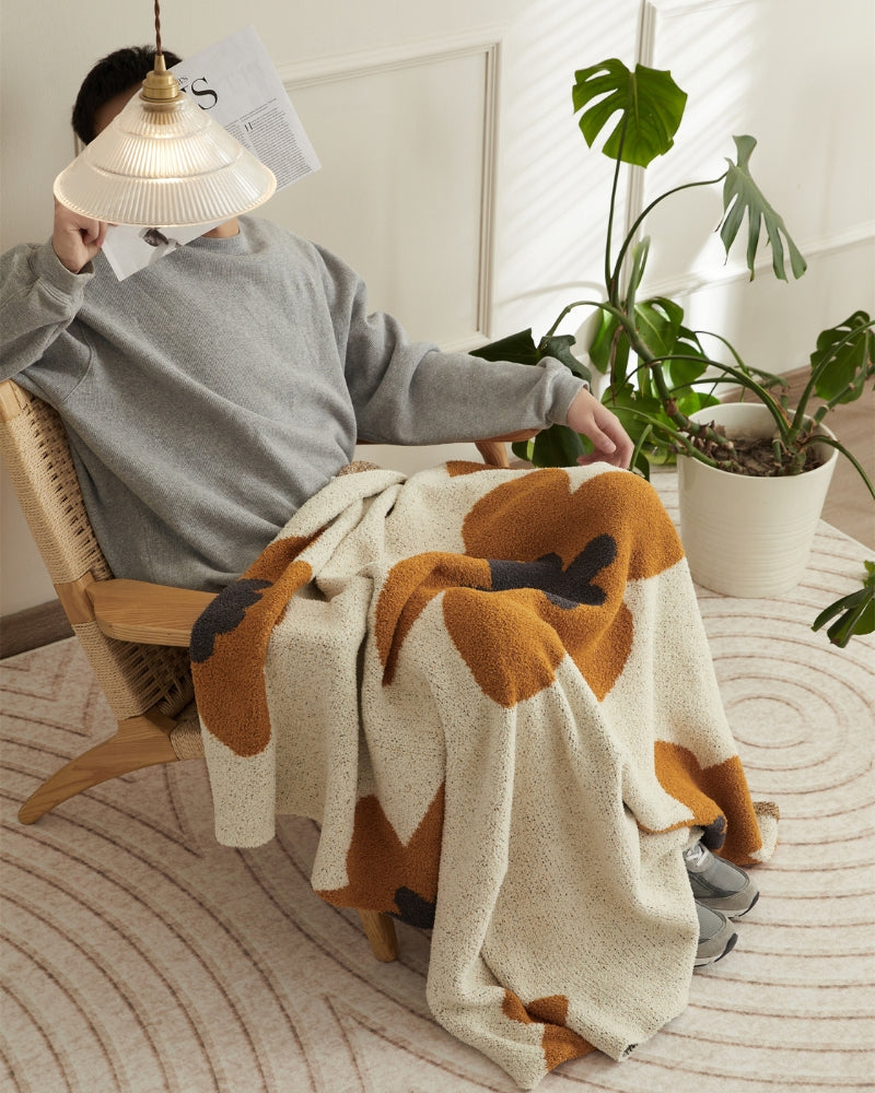 Gros plan sur les motifs orange et noir de la couverture