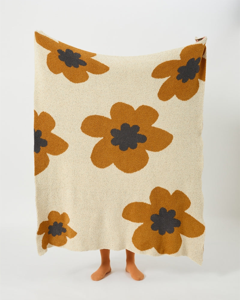 Vue d'ensemble de la couverture doudou sur un canapé