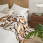 Couverture duvet motifs ethniques sur canapé