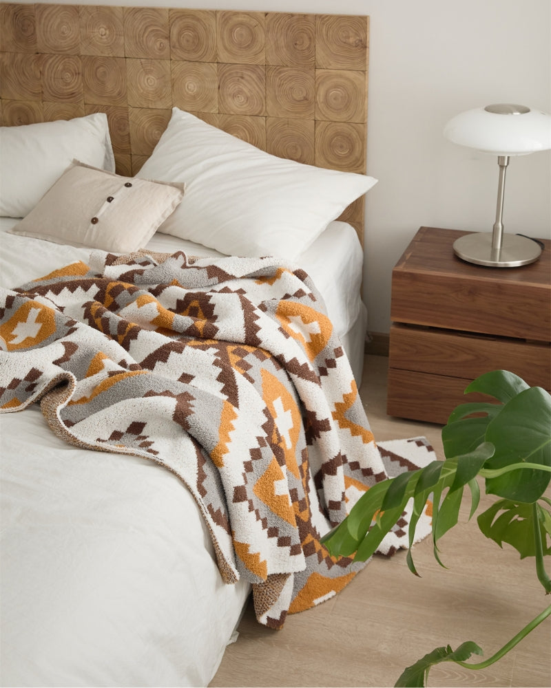 Couverture duvet motifs ethniques sur canapé
