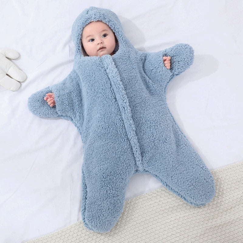 Bébé emmitouflé dans une couverture étoile Pilou Pilou rose